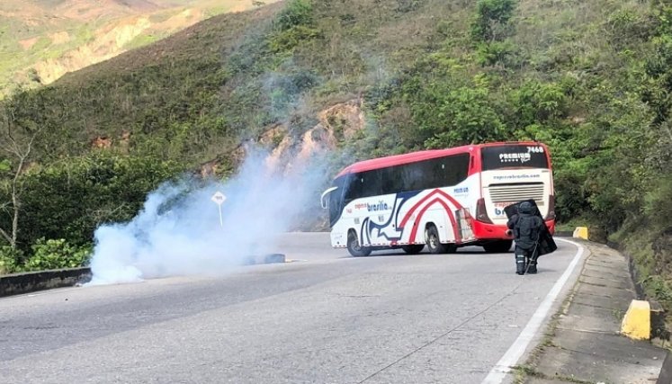 El Ejército destruyó los explosivos instalados en un bus, en Ábrego./Foto: cortesía