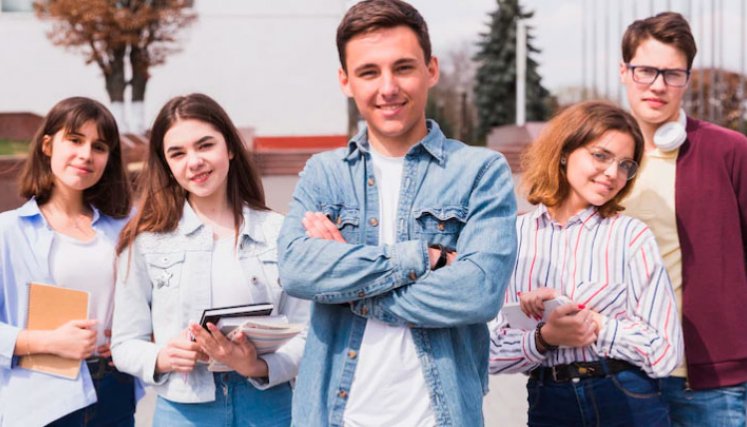 ‘Voces por la inclusión’ quiere impulsar la aceleración de los cambios que Latinoamérica necesita, a partir de una premisa principal: escuchar a los jóvenes de la región. / Foto: Freepik
