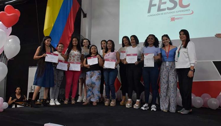 Un grupo de 12 mujeres recibió su certificado en este primer diploma./Foto Pablo Castillo/La Opinión