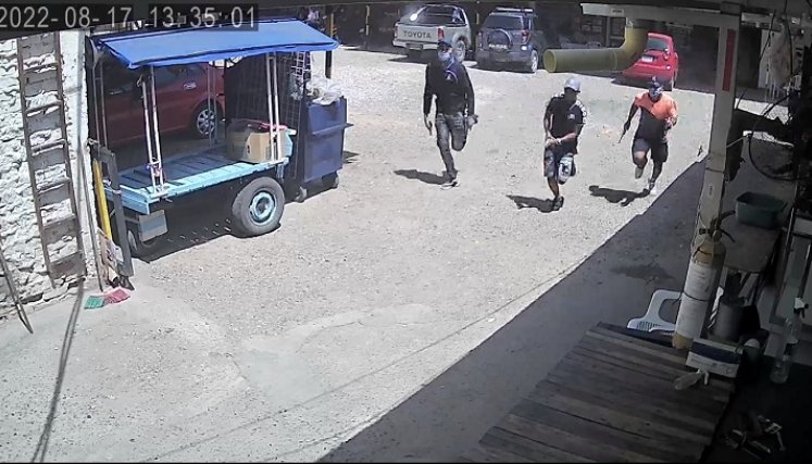  En un video de seguridad se observa cuando uno de los pistoleros corría dentro del parqueadero apretando el gatillo.