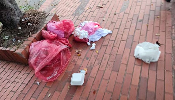 En el barrio Blanco aparecieron residuos regados en el andén./Foto cortesía