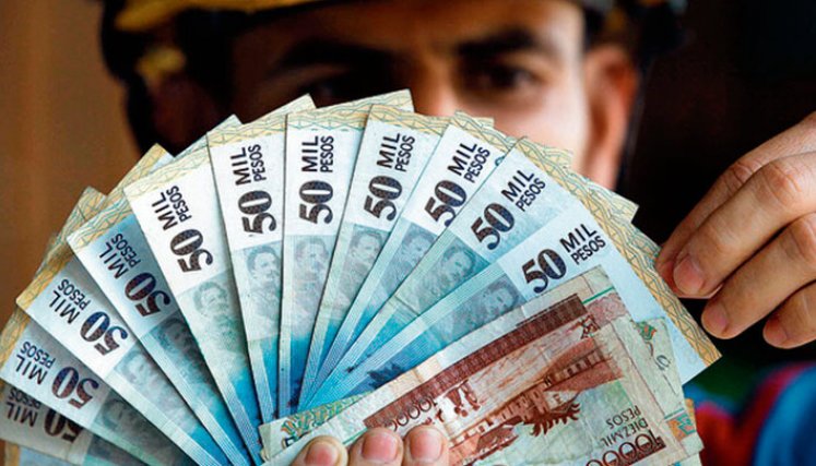Con una subida de 20% el salario de 2023 llegaría a $1,2 millones, pero el auxilio de transporte se movería a $140.606; es decir, un total de $1.340.606. / Foto: Colprensa