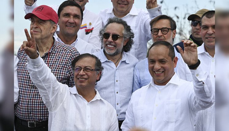 El presidente de Colombia, Gustavo Petro (izquierda), y el ministro de Transporte de Venezuela, Ramón Velásquez (derecha), saludan en la reapertura de la frontera./Foto: AFP
