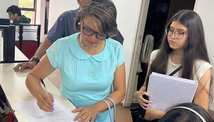 Yolima Gómez inscribe aquí su candidatura a la rectoría de la UFPS./Foto cortesía