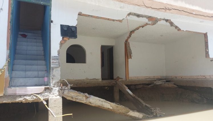 Moradores del barrio Las Mercedes solicitan a las autoridades celeridad en la intervención para evitar el desplome de las viviendas. / Foto: Javier Sarabia / La Opinión 