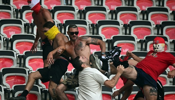 En la antesala al inicio del partido entre el Niza de Francia y el Colina de Alemania se presentó una pelea entre hinchas de los dos equipos.