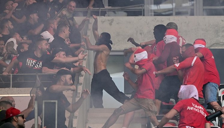 Los hinchas del Colonia (de rojo) provocan a los barristas del equipo francés.