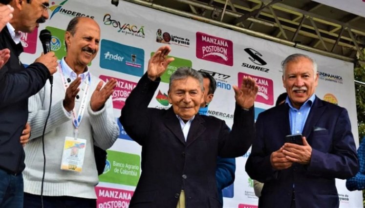 Efraín 'El Zipa' Forero (centro) una de las viejas glorias del ciclismo colombiano.