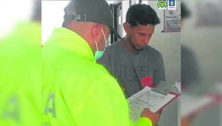El hombre entregado a las autoridades por la comunidad fue identificado como William Alfonso Trejos, alias ‘El Negro’./Foto: Cortesía - Vanguardia