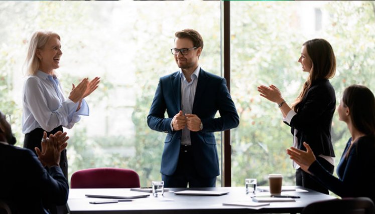 Un buen liderazgo no solo es clave para generar y mantener un ambiente laboral saludable y seguro; también va en línea con las expectativas de los trabajadores en la actualidad. 