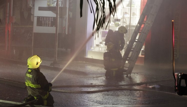 Con tres mangueras de agua al tiempo, los uniformados lograron evitar que el fuego se expandiera a los negocios aledaños.