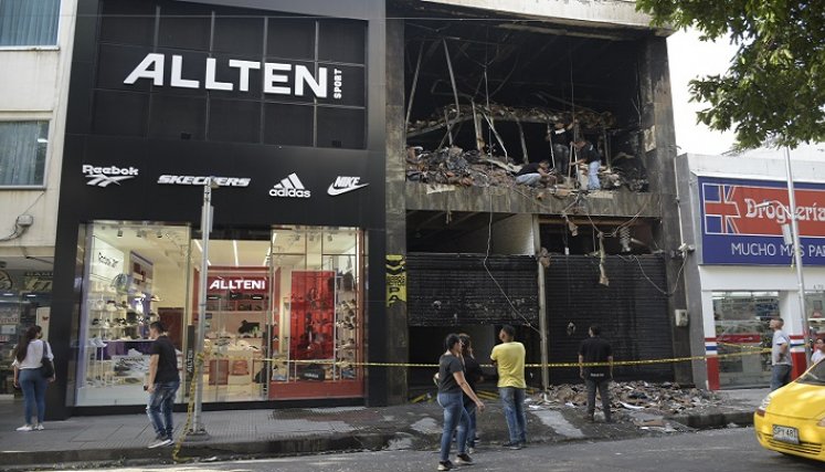 Ayer, en la mañana, los dueños y empleados del almacén y de la bodega verificaban el estado de la mercancía.