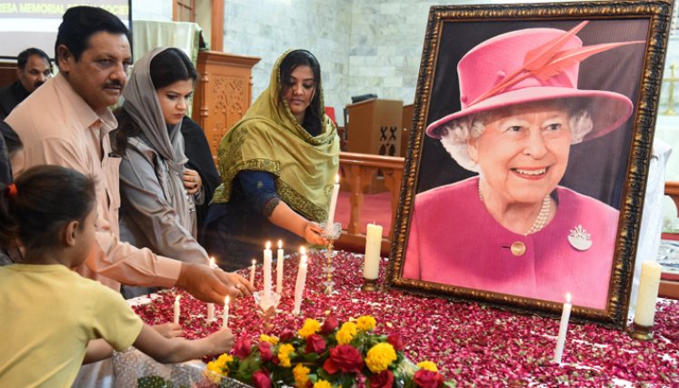 Ofrendas florales a Isabel II se convertirán en compost