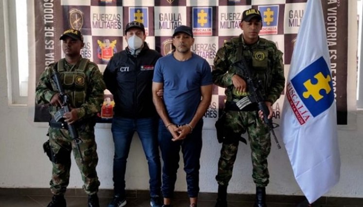 policía capturado.
