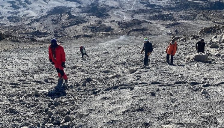 La cucuteña Dayana Lamk se arrodilló y lloró al llegar a la cima del monte Kilimanjaro