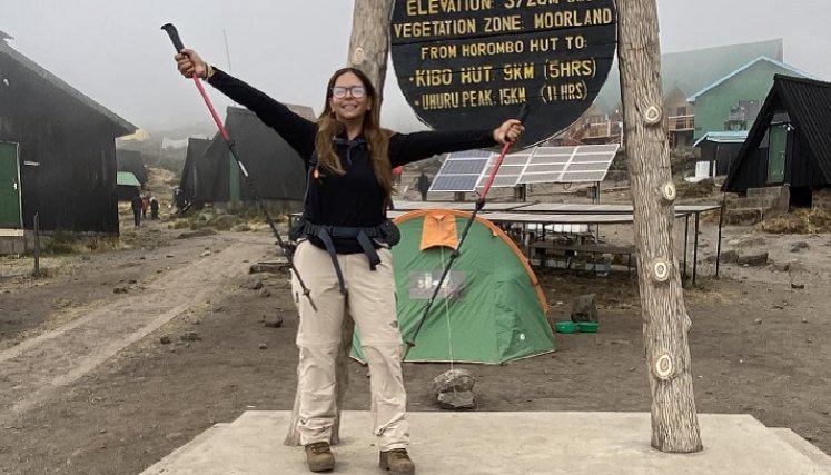 La cucuteña Dayana Lamk se arrodilló y lloró al llegar a la cima del monte Kilimanjaro