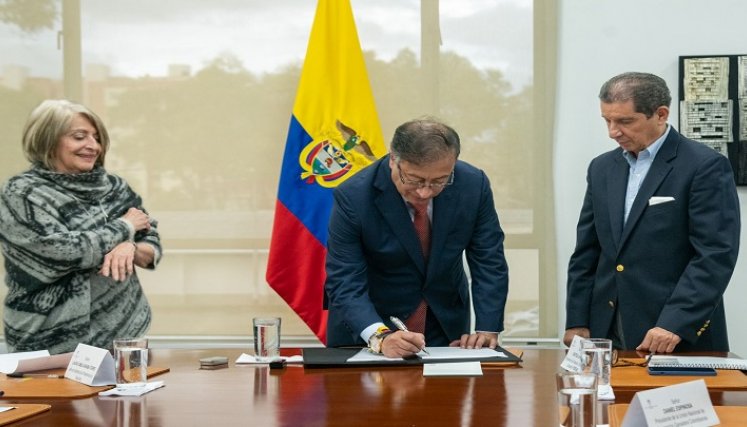 Firma del Acuerdo de Tierras