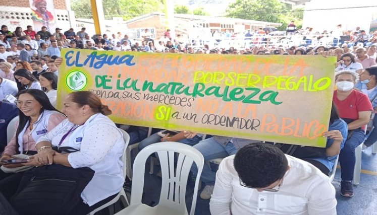 Los manifestantes buscan un referéndum derogatorio de la iniciativa donde se autoriza al alcalde a entregar en concesión el acueducto. / Foto: Cortesía / La Opinión