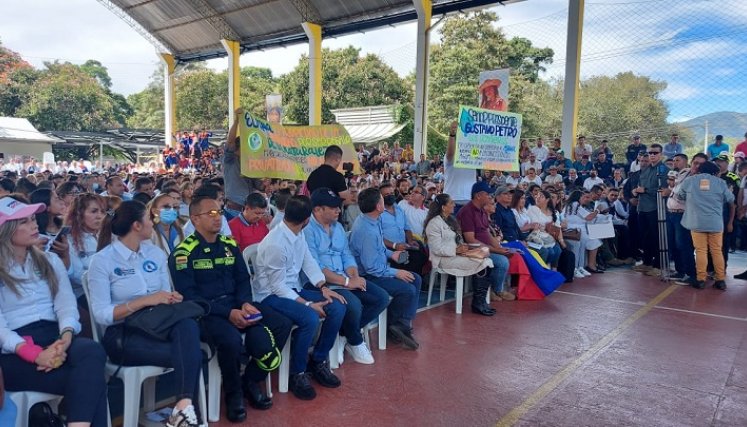 Los manifestantes buscan un referéndum derogatorio de la iniciativa donde se autoriza al alcalde a entregar en concesión el acueducto. / Foto: Cortesía / La Opinión