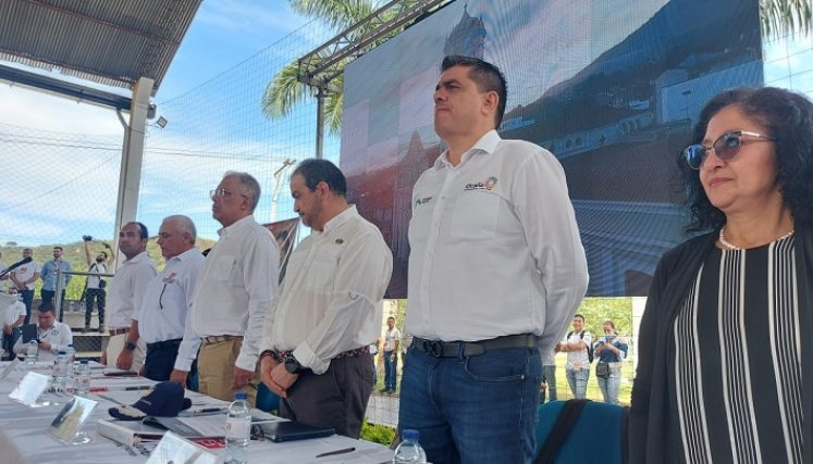 Los manifestantes buscan un referéndum derogatorio de la iniciativa donde se autoriza al alcalde a entregar en concesión el acueducto. / Foto: Cortesía / La Opinión