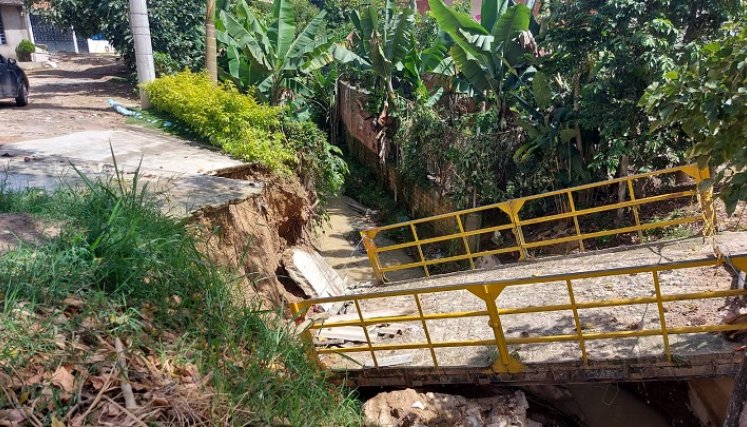 La fuerza de la naturaleza tumba un puente que comunica al sector de Villamar con la Ciudadela Norte de Ocaña.