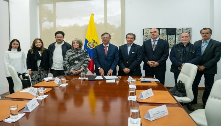 Firma del convenio para compra de tierras
