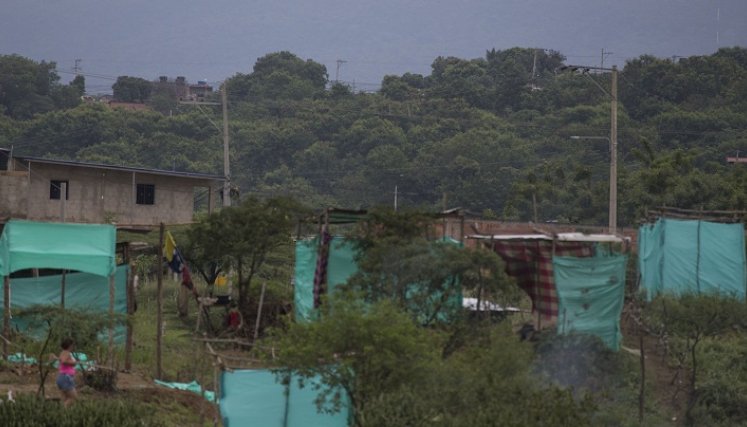 Los cambuches eran de tablas o palos con 'paredes' de plástico verde y latas de zinc.