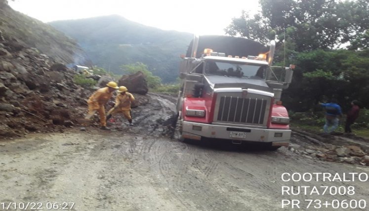 A raíz de las lluvias de las últimas horas hay restricción a un solo carril en la carretera Ocaña-Cúcuta. Maquinaria de INVÍAS retira los derrumbes para habilitar el paso vehicular.