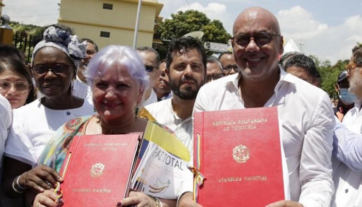 Los congresistas de Colombia y Venezuela se reunieron en la zona de frontera./Foto cortesía para La Opinión