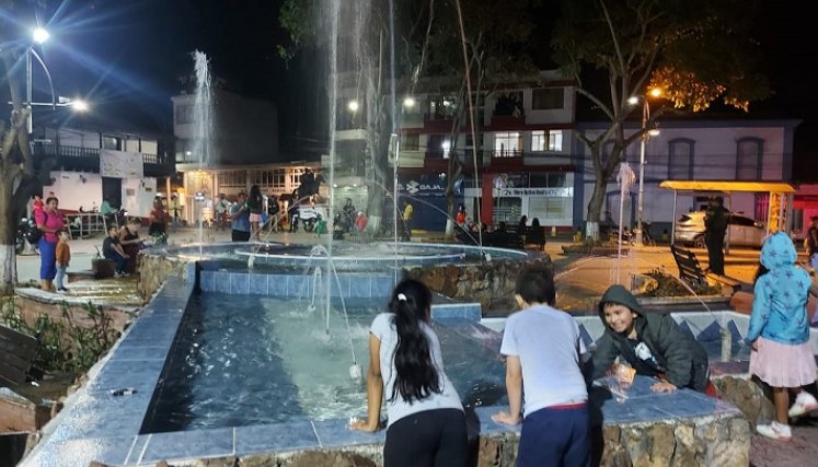 Ocaña reactiva una moderna fuente luminosa para el disfrute de chicos y grandes. La Empresa de Servicios Públicos invierte en el embellecimiento paisajístico.