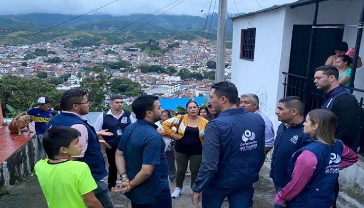 Una difícil situación viven moradores de los sectores de Fundadores y Simón Bolívar ante el deslizamiento de tierra sobre la vía circunvalar de Ocaña.