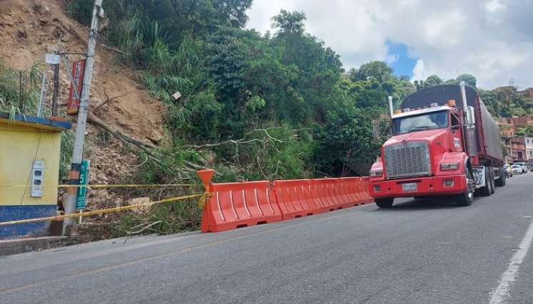 Una difícil situación viven moradores de los sectores de Fundadores y Simón Bolívar ante el deslizamiento de tierra sobre la vía circunvalar de Ocaña.