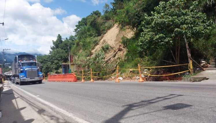 Una difícil situación viven moradores de los sectores de Fundadores y Simón Bolívar ante el deslizamiento de tierra sobre la vía circunvalar de Ocaña.
