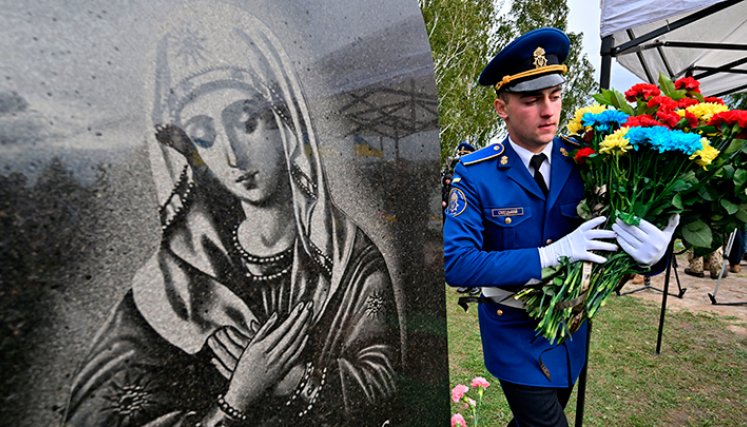 Militar lleva flores a la tumba de Mykhaylo Matyushenko, coronel de las Fuerzas Armadas de Ucrania, quien fue derribado en el cielo sobre el Mar Negro
