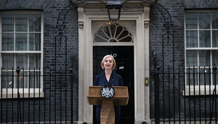 La primera ministra británica Liz Truss anuncia su dimisión