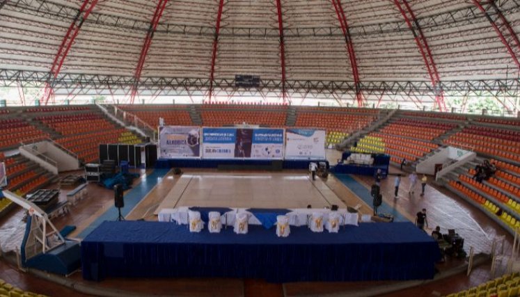 En el coliseo Toto Hernández ha sido instalada la pedana donde se llevarán a cabo las competencias del Panamericano de gimnasia aeróbica.