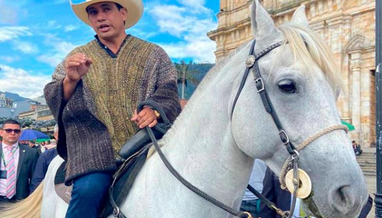 Murió ‘Pasaporte’, el caballo que Alirio Barrera llevó al Congreso