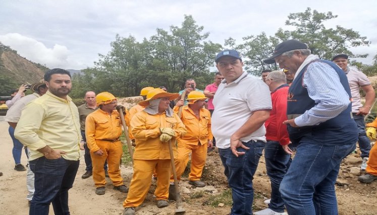 Un plantón se desarrolló a la entrada del municipio de Ábrego en señal de protesta por el estado de la carretera Ocaña-Cúcuta. Al mediodía de este martes, funcionarios de Invías llegaron a un acuerdo y los conductores prenden motores.   