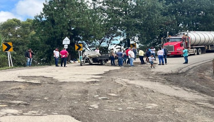 Un plantón se desarrolló a la entrada del municipio de Ábrego en señal de protesta por el estado de la carretera Ocaña-Cúcuta. Al mediodía de este martes, funcionarios de Invías llegaron a un acuerdo y los conductores prenden motores.   