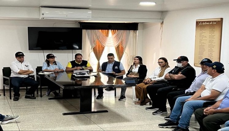 Un plantón se desarrolló a la entrada del municipio de Ábrego en señal de protesta por el estado de la carretera Ocaña-Cúcuta. Al mediodía de este martes, funcionarios de Invías llegaron a un acuerdo y los conductores prenden motores.   