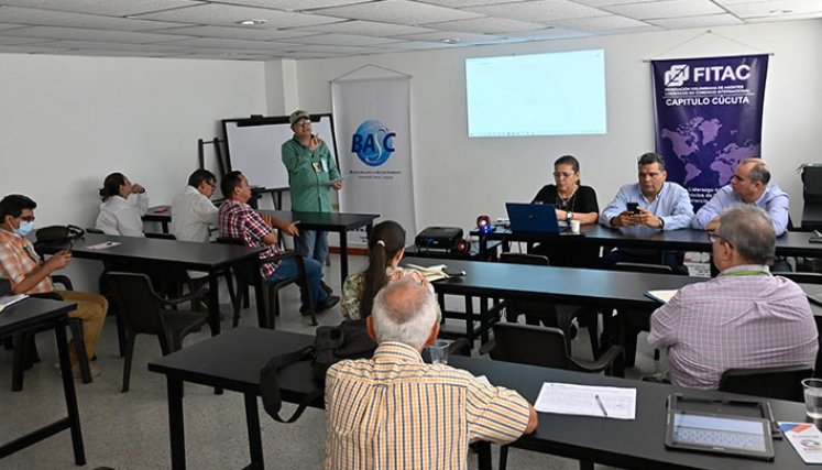 Sandra Guzmán, de Fitac; Víctor Méndez, de la Cámara Colombo-Venezolana y Carlos Luna, del Comité Intergremial, escucharon a gremios del Táchira. / Foto Jorge Gutiérrez La Opinión