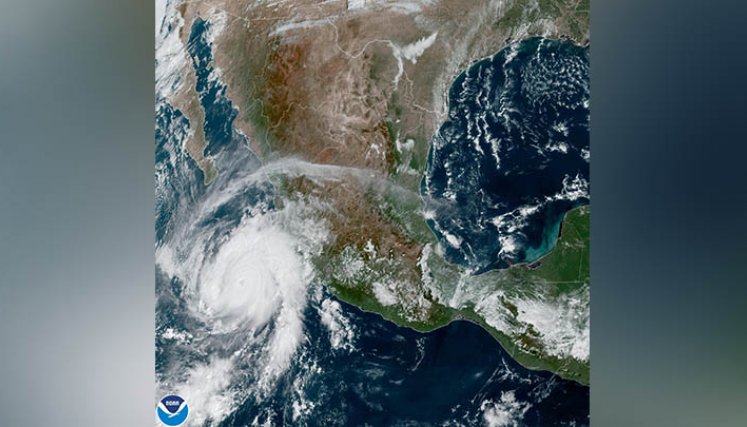 Huracán Roslyn se fortalece a categoría 4 en costa mexicana 