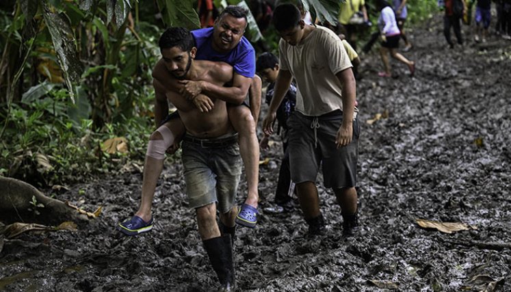 Algunos se solidarizan con quienes se enferman o lastiman en medio de la travesía./Foto: AFP