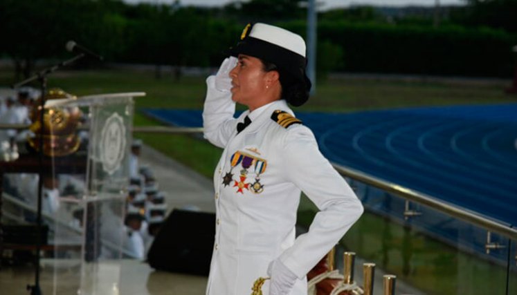 Por primera vez, una mujer al mando del batallón de Cadetes de la Escuela Naval