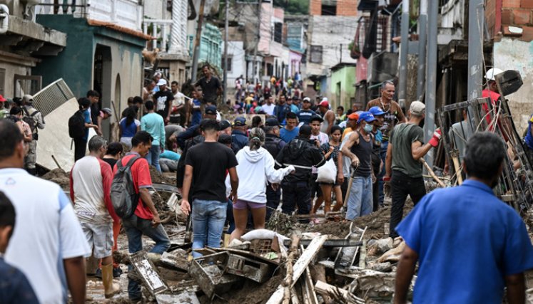 Volví a nacer" entre el barro que arrasó un pueblo de Venezuela  