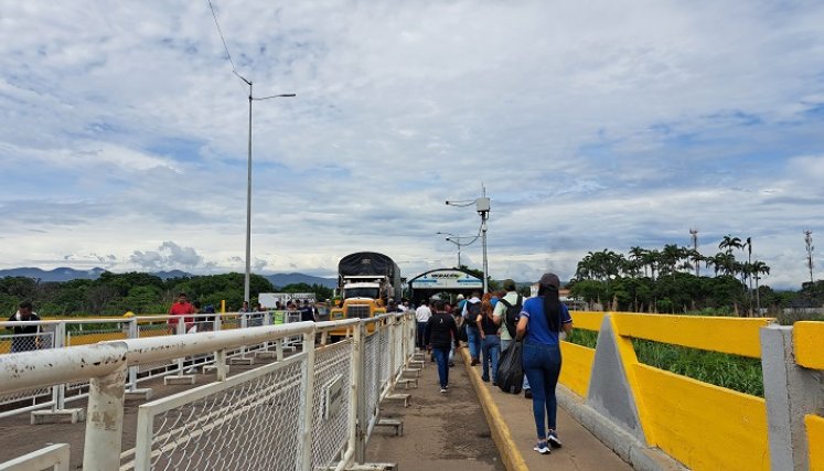 Los habitantes del Táchira esperan con ansias el paso de transporte público por la frontera. Fotos Anggy Polanco / La Opinión 