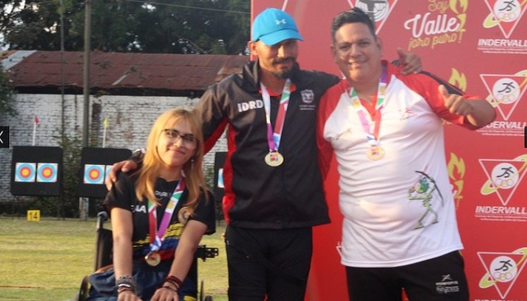 Luis Felipe Mora (a la derecha) obtuvo su primer bronce en tiro con arco.