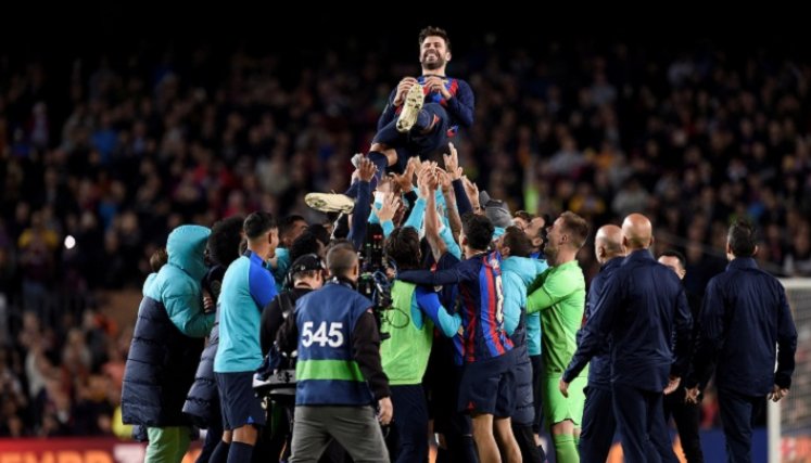Gerard Piqué se despidió del fútbol y de su afición en el Camp Nou, frente al Almería.
