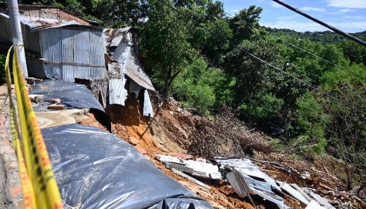 La tierra sigue crujiendo  y las casas cayendo