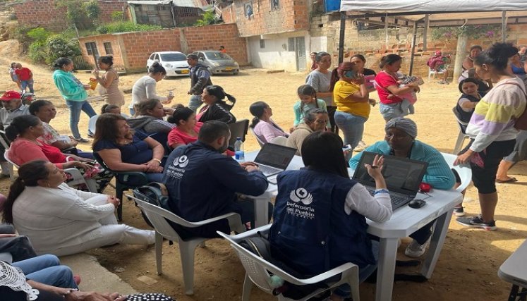 La Defensoría Regional del Pueblo, llega hasta el asentamiento humano Colinas de la Esperanza para brindar la ayuda humanitaria a los desplazados del conflicto armado de la zona del Catatumbo.